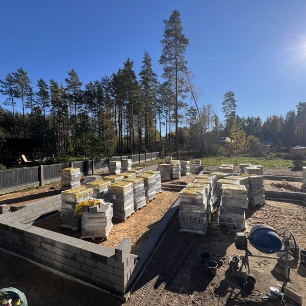 Privātmājas pamatu betonēšana un sienu mūrēšana