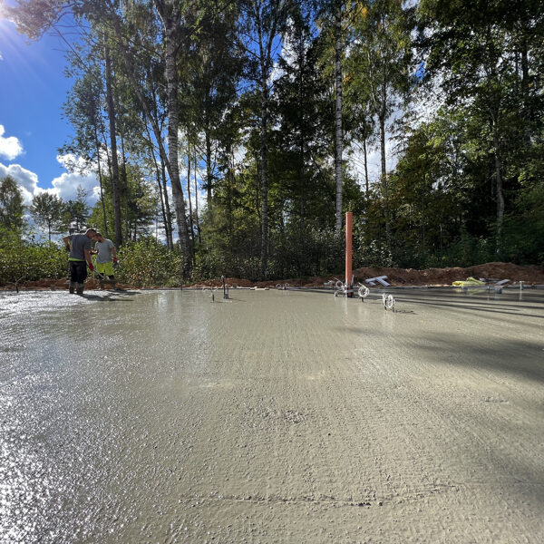 Inženierkomunikāciju ierīkošana un pamatu plātnes betonēšana