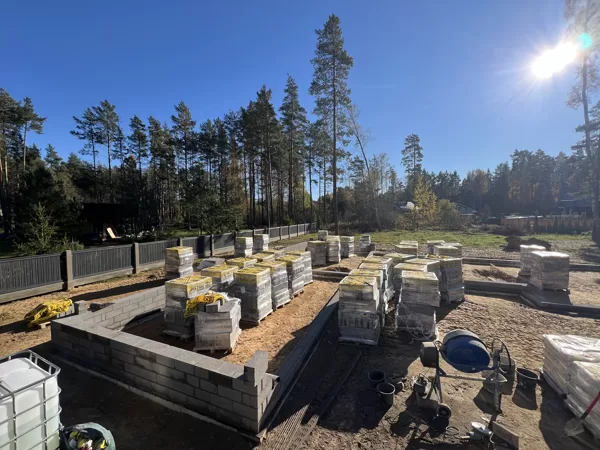 Privātmājas pamatu betonēšana un sienu mūrēšana